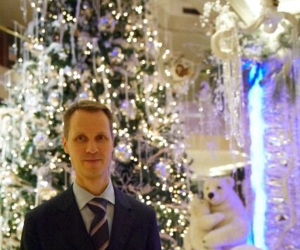_DSC0058 Arto and polar bears in the lobby of Four Seasons Hotel.