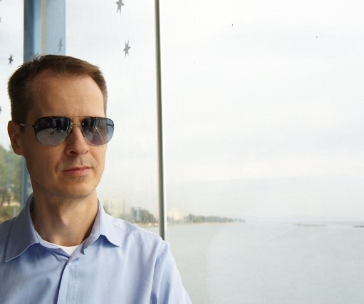 _DSC0115 Arto at a seaside café in Limassol.