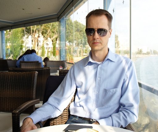 _DSC0124 Arto at a seaside café in Limassol.
