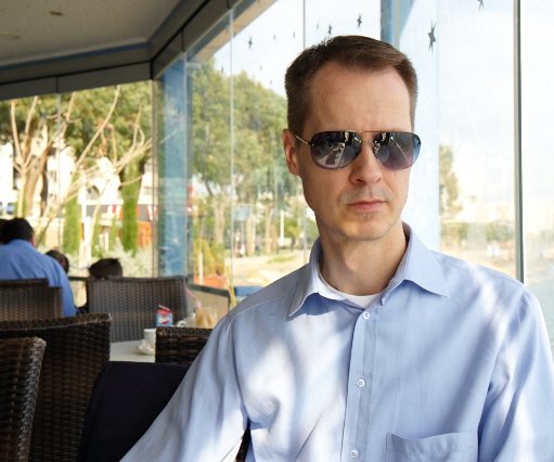 _DSC0125 Arto at a seaside café in Limassol.