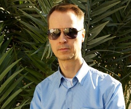 _DSC0002 Arto in the garden, in front of a palm tree.