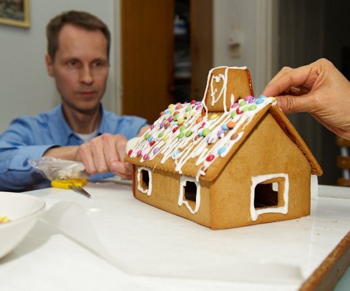 _DSC0025 Decorating the pepparkakshus.