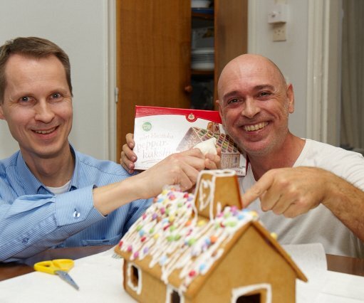 _DSC0026 Arto and Nicos decorating the pepparkakshus.