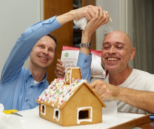 _DSC0028 Arto and Nicos decorating the pepparkakshus.