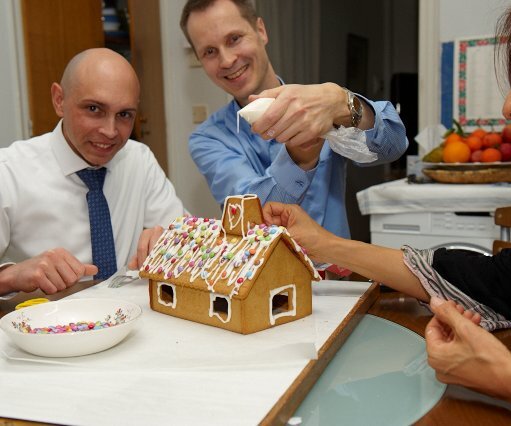 _DSC0029 Decorating the pepparkakshus.