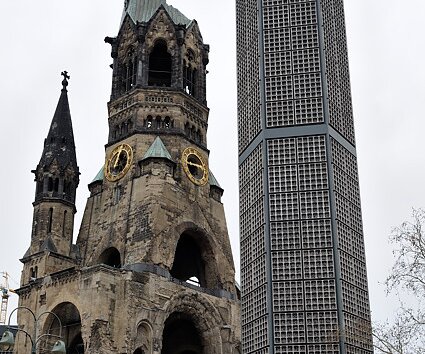 _DSC0026 Arto at Kaiser-Wilhelm-Gedächtniskirche.