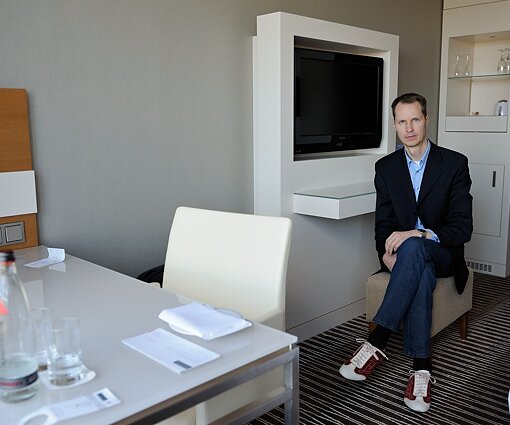 _DSC0034 Arto in the hotel room.