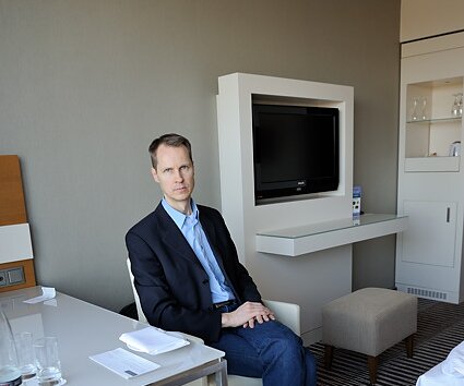 _DSC0038 Arto in the hotel room.