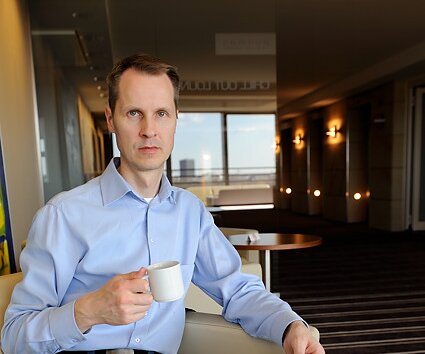 _DSC0287 Arto at the hotel lounge.