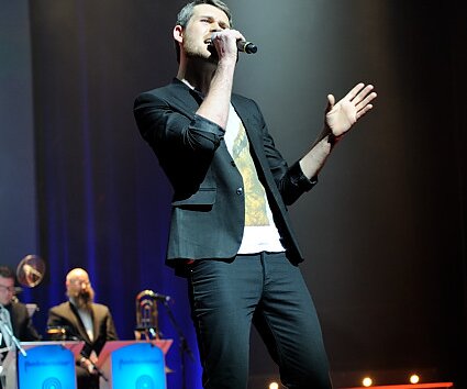 _DSC0026 Thomas Holm singing.