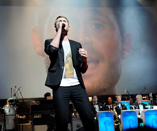 _DSC0028 Thomas Holm singing.