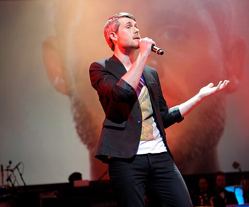 _DSC0029 Thomas Holm singing.