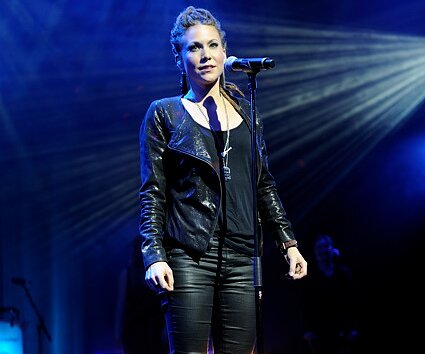 _DSC0050 Mariette singing.