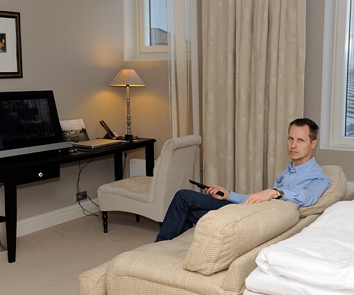 _DSC0071 Arto in the hotel room at Hotel Haven.