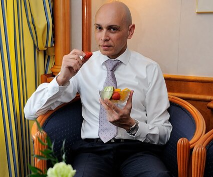 _DSC0034 Markos eating fruit in the cabin on Silja Symphony.