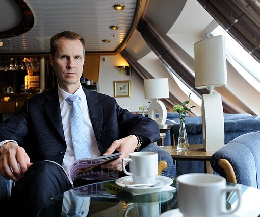 _DSC0045 Arto in the Commodore lounge on Silja Symphony.