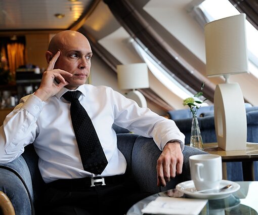 _DSC0050 Markos in the Commodore lounge on Silja Symphony.