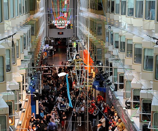_DSC0089 Acrobatics over the promenade on Silja Symphony.