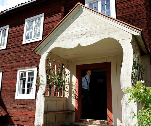 _DSC0048 Old traditional house at Skansen, Arto looking out.