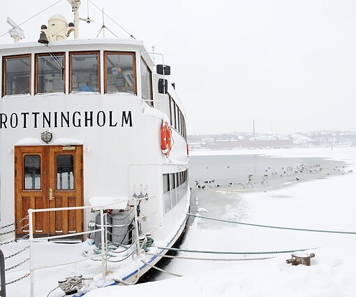 _DSC0010 Boat in the frozen water.