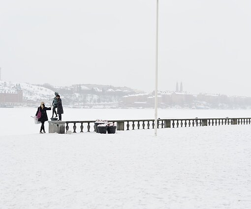 _DSC0033 Visitors in the snowy landscape at the city hall.