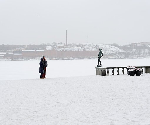 _DSC0039 Visitors in the snowy landscape at the city hall.