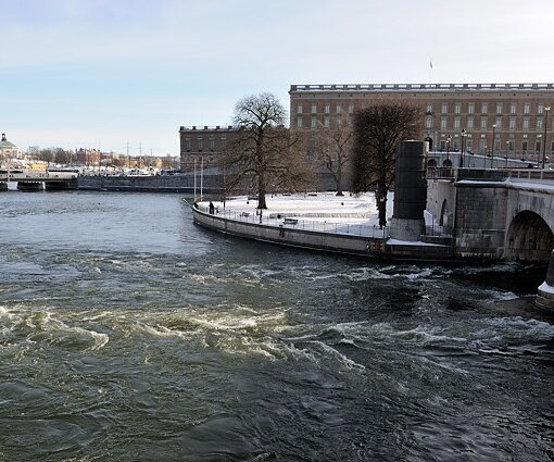 _DSC0002 Water flowing in early spring. The Royal Palace in the background.