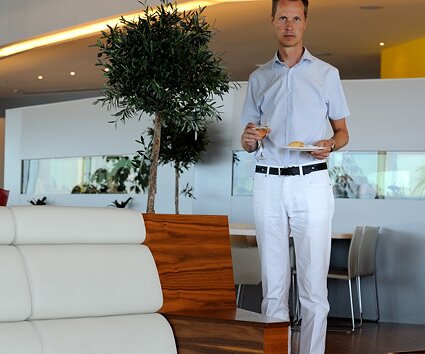 _DSC0004 Arto in the lounge at Larnaca airport.