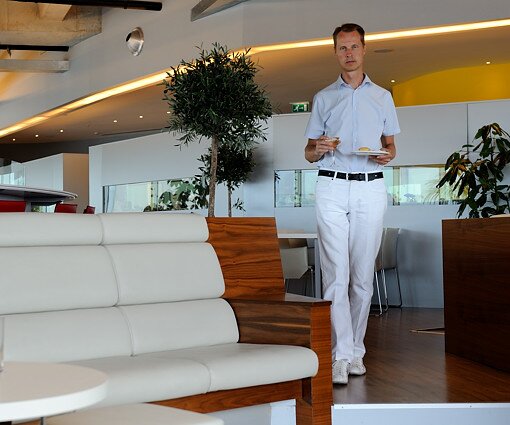 _DSC0005 Arto in the lounge at Larnaca airport.