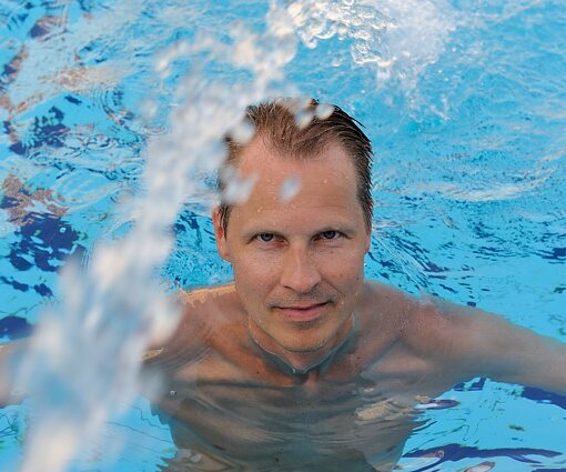 _DSC0023 Arto in the pool at Elias Beach Hotel.