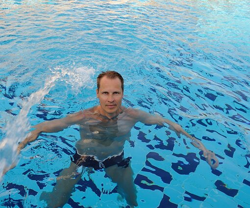 _DSC0026 Arto in the pool at Elias Beach Hotel.
