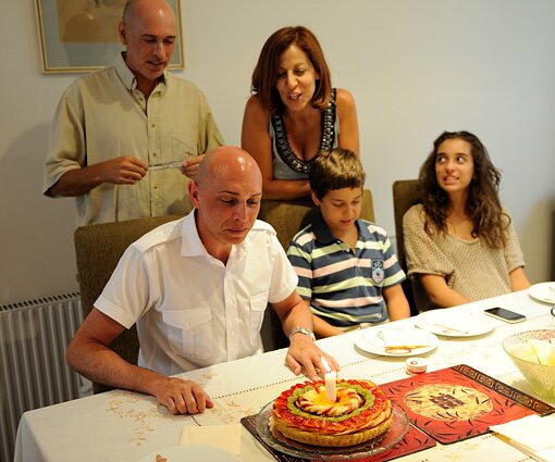 _DSC0027 Markos, Nicos, Andreas, Mina and Ingrid. Markos cutting the birthday cake at Nicos house.