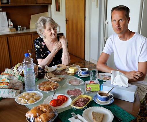 _DSC0002 Mum and Arto in the kitchen in Nicosia.