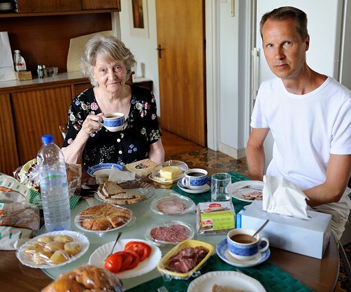 _DSC0004 Mum and Arto in the kitchen in Nicosia.