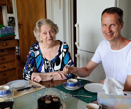 _DSC0005 Mum and Arto in the kitchen in Nicosia.