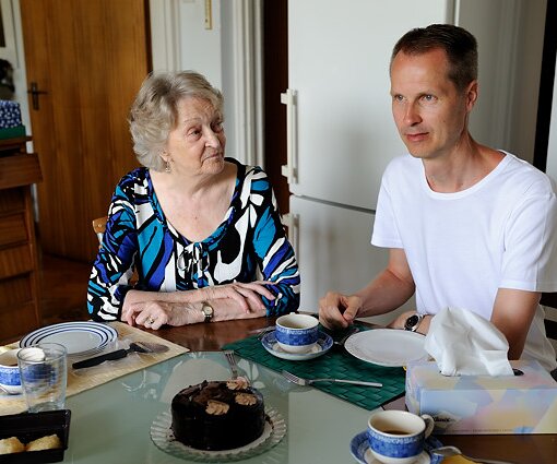 _DSC0006 Mum and Arto in the kitchen in Nicosia.