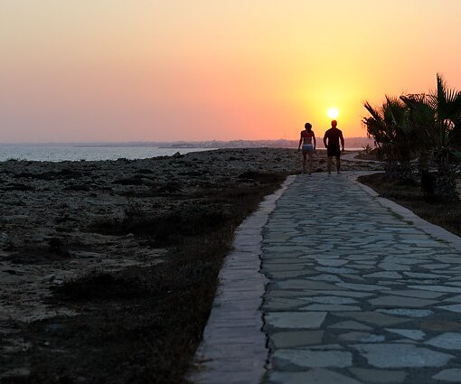 _DSC0079 Couple jogging towards the sunset in Protaras.