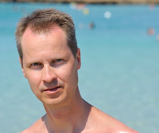 _DSC0031 Arto by the sea at Fig Tree Bay.