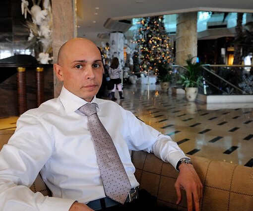 _DSC0053 Markos at the lobby bar at Four Seasons Hotel.