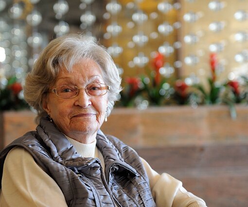 _DSC0059 Mum at the lobby at Four Seasons Hotel.