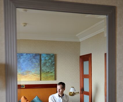 _DSC0072 Arto in the hotel room.