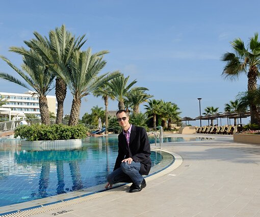 _DSC0138 Arto by the pool at Four Seasons Hotel.
