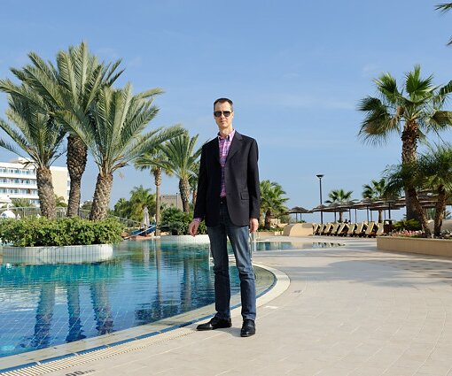 _DSC0140 Arto by the pool at Four Seasons Hotel.