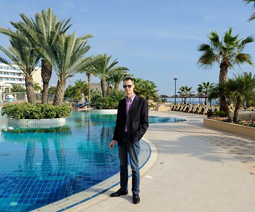 _DSC0142 Arto by the pool at Four Seasons Hotel.