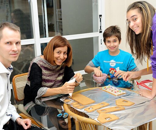 _DSC0103 Trying to make a pepparkakshus.