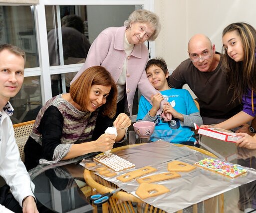 _DSC0105 Trying to make a pepparkakshus.