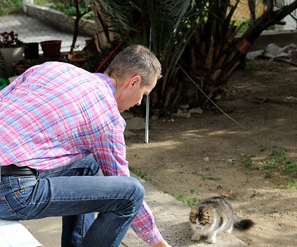_DSC0025 Arto feeding the cats in the garden in Nicosia.