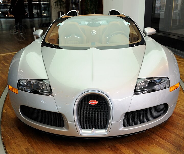 _DSC0029 Car in a shop at Friedrichstrasse.