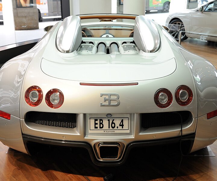 _DSC0031 Car (Bugatti Veyron EB 16.4) in a shop at Friedrichstrasse.