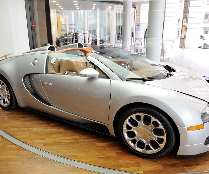 _DSC0032 Car in a shop at Friedrichstrasse.